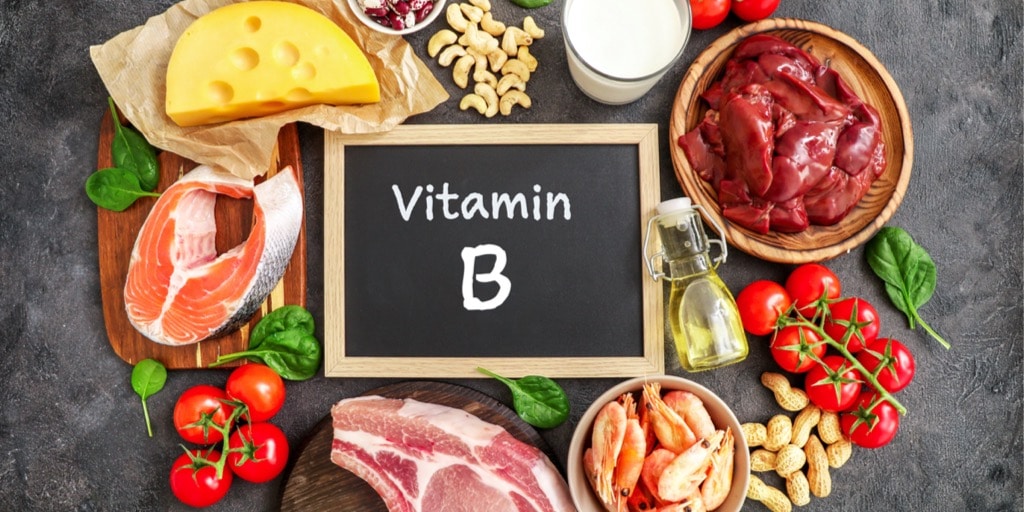 Skilt hvor der står "vitamin B2, omgivet af relevante madvarer.