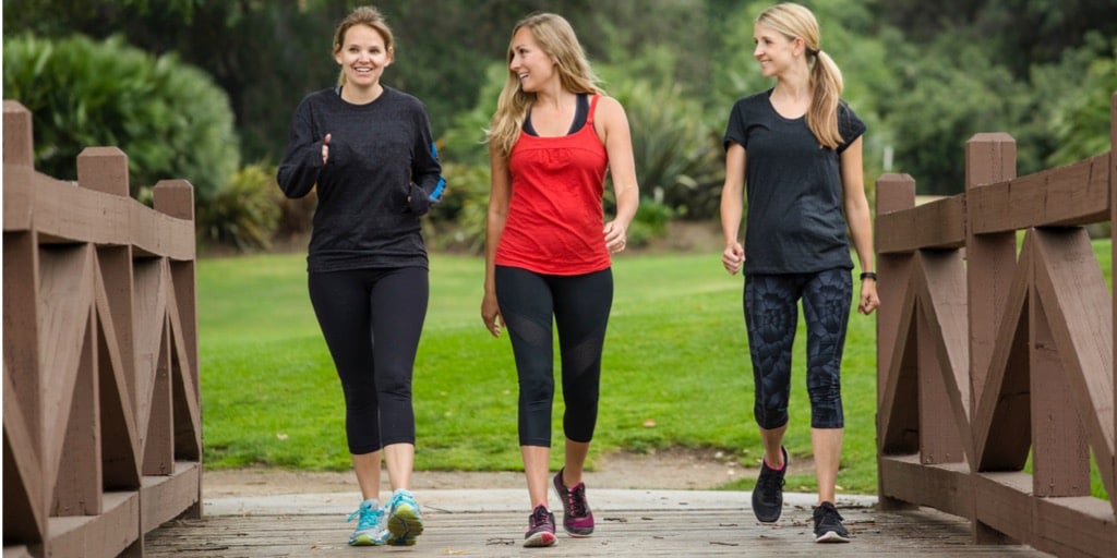Kvinder med flad mave uden mavefedt, ude på en gåtur
