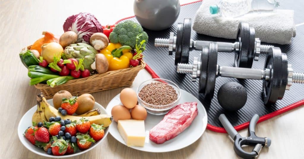 Gode kilder til protein - hvad er protein: Billede af grøntsager, frugter, æg, kød, håndvægte.