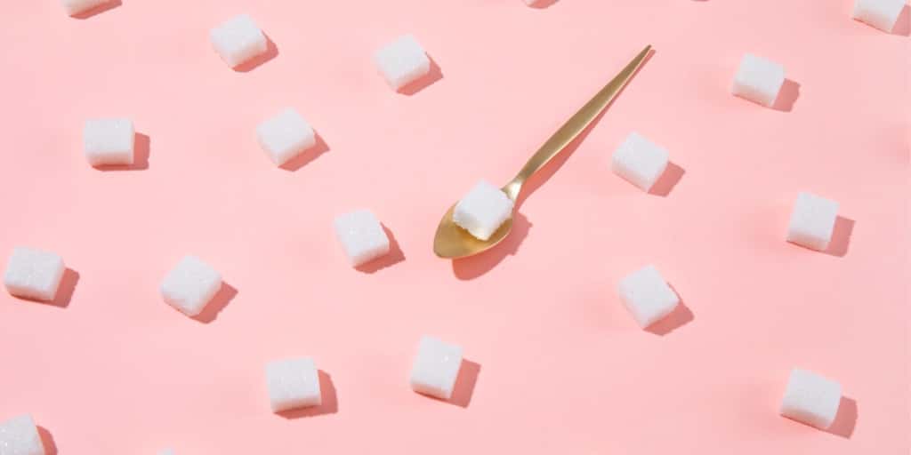 Sundt vægttab: Skær ned på sukker - billede af sukkerknalder og ske